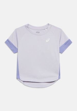 Maglietta sportiva a maniche corte di colore grigio chiaro con polsini delle maniche lavanda, scollo arrotondato e logo ASICS sul petto.