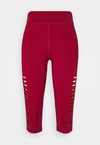 Rote Capri-Leggings aus dehnfähigem Stoff, ausgestattet mit einem breiten Bund und Schlitzen an der Außenseite für Belüftung und Gestaltungselemente.