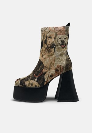 Stivaletto con piattaforma alta, tacco a svasatura e tomaia in tessuto stampato con molteplici volti di cani in colori neutri.