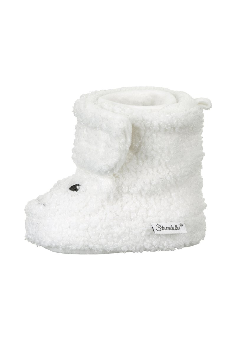 Weiße Plüschschuhe mit einer flauschigen Textur, runden Zehen und kleinen schwarzen Augen. Enthält eine umschlagbare Klappe und ein Markenlogo an der Seite.