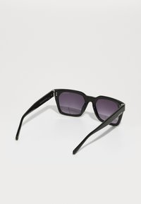 Guess Ochelari de soare - shiny black/gradient smoke