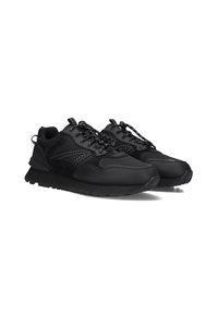 Las zapatillas deportivas negras cuentan con un upper texturizado, una puntera suave, un collar acolchado y un diseño con cordones. Suela de goma y acentos distintivos.