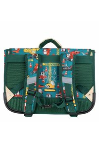 Groene stoffen rugzak met een kleurrijke print van een bouwvoertuig. Beschikt over zijvakken van gaas, voorbanden en een handvat aan de bovenkant.