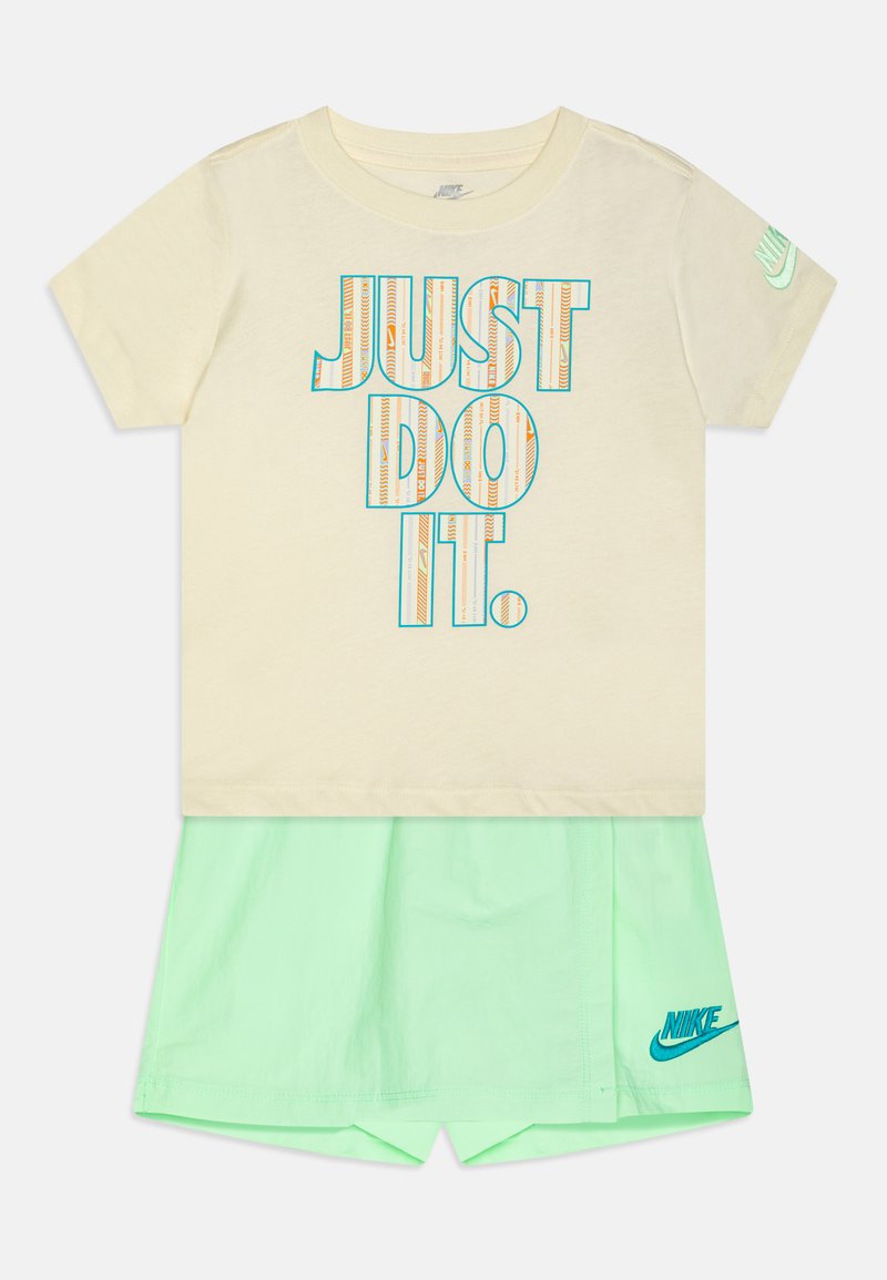 Nike Sportswear - HAPPY CAMPER SKORT SET - T-shirt con stampa - vapor green, Ingrandire