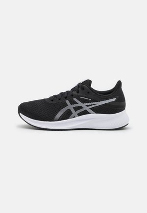 Svarte sportssko med mesh-overdel, med en hvit mellomsole og reflekterende sølvdetaljer. Designet for komfort og støtte.