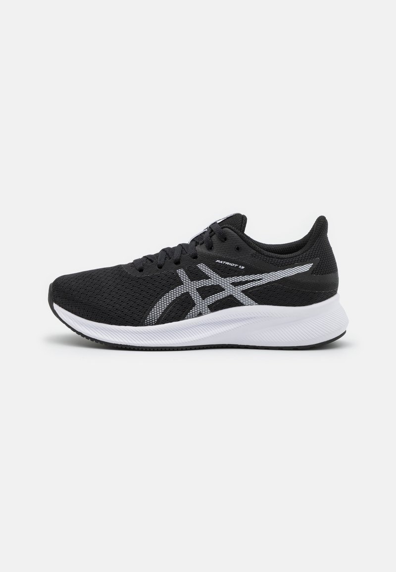 Sapatos de desporto pretos com parte superior em malha, apresentando uma entressola branca e detalhes refletivos em prata. Projetados para conforto e suporte.