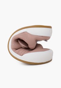 Měkká růžová kožená bota s flexibilním designem. Bílá texturovaná gumová podrážka a béžové akcenty, s kulatým tvarem pro snadné skladování.