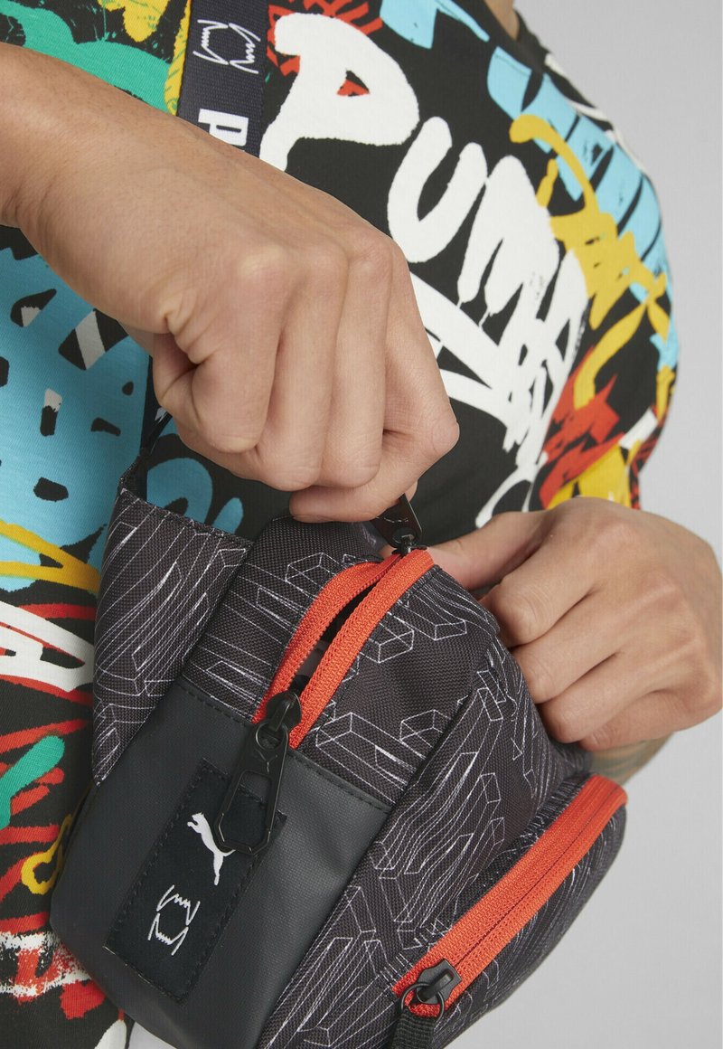 Puma BASKETBALL Bum bag black aop/black Zalando