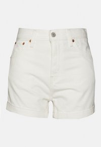 Shorts de mezclilla blanca con cintura alta, puños enrollados, herrajes en tono cobre y cinco bolsillos. La tela es suave y tiene un ajuste estructurado.