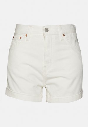 Shorts de mezclilla blanca con cintura alta, puños enrollados, herrajes en tono cobre y cinco bolsillos. La tela es suave y tiene un ajuste estructurado.