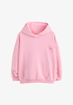 Sweat à capuche rose clair avec poche avant et petit texte avec graphique de ruban sur le haut gauche de la poitrine.