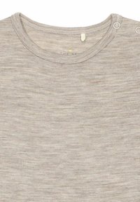 Jasnoszara koszula krótki rękaw, wykonana z miękkiej, teksturowanej tkaniny. Posiada okrągły dekolt z dwoma zatrzaskami na ramieniu.