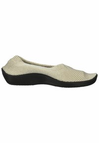 Hellbeige Strickslipper mit strukturiertem Obermaterial, schwarzer Gummisohle und geschwungener Form für Komfort. Keine sichtbaren Verschlüsse.