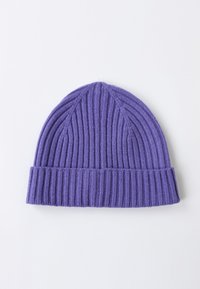 Chapeau tricoté violet avec une texture côtelée, présentant un revers replié et un design sans couture sur le dessus. Matériau doux, adapté aux temps froids.