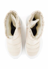 Beige geïsoleerde enkellaarsjes met doorgestikt stof, elastische kraag en witte rubberen zool. Heeft een gladde textuur en een minimalistisch ontwerp.