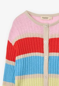 Rippstrickjacke mit horizontalen Streifen in Pink, Rot, Creme, Blau und Gelb. Entworfen mit einem beigen Kragen und Knopfverschluss.