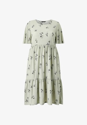 Lysegrøn midi-kjole med korte ærmer, lagdelt nederdel og lille sort-hvidt blomsterprint.