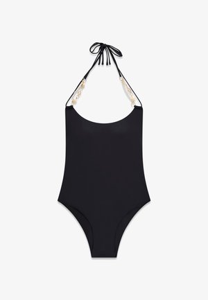 Maillot de bain noir une pièce avec noued au cou et chaînes dorées ornées de breloques étoiles et perles.