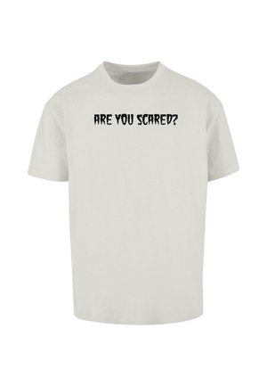 Weißes Baumwoll-T-Shirt mit Rundhalsausschnitt, auf dem in einer gezackten Schriftart in fettem Schwarz der Text "HAST DU ANGST?" quer über die Brust steht.