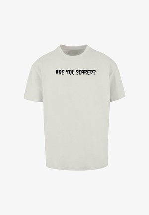 Hvid bomulds t-shirt med rund halsudskæring, der har fed, sort tekst, der står "ER DU BANGE?" i en takket skrifttype henover brystet.