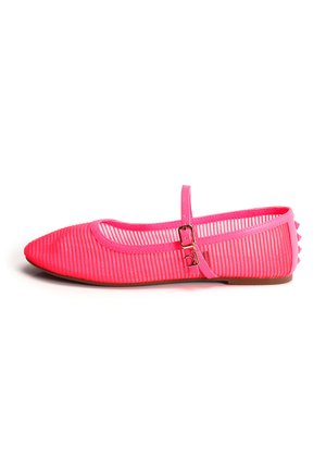 Zapato plano de punta puntiaguda de color rosa brillante, con tela translúcida a rayas, correa en el tobillo con hebilla y tachuelas en el tacón, exhibido sobre un fondo blanco.