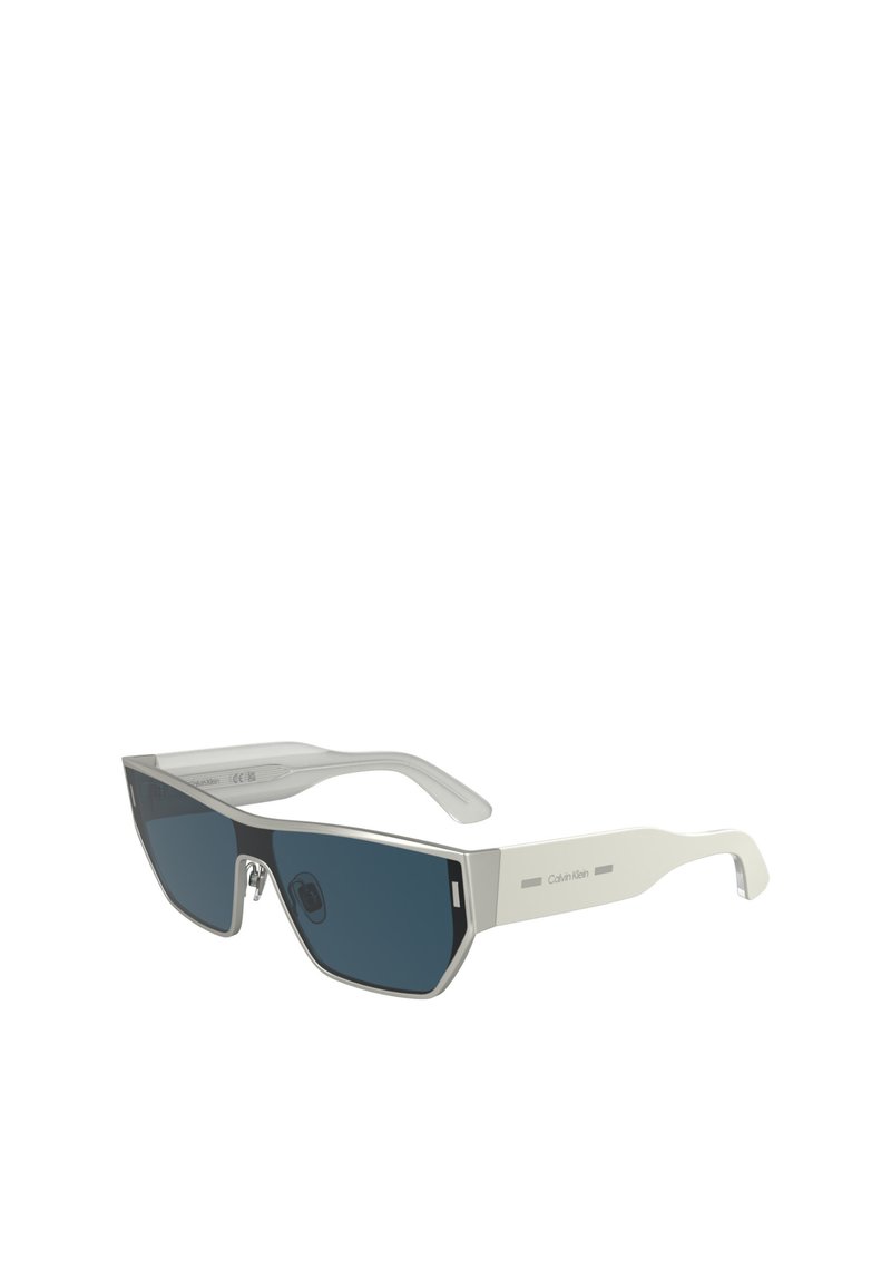 Lunettes de soleil avec des verres rectangulaires bleu foncé, une monture gris métallique et des branches grises. Les caractéristiques comprennent un logo de marque sur la branche et un matériel minimal.
