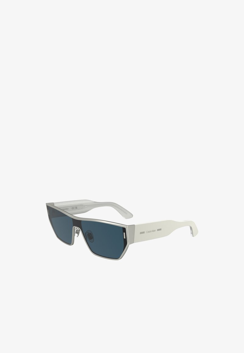 Óculos de sol com lentes retangulares de cor azul escura, armação cinza metálica e braços cinzentos. As características incluem um logótipo da marca no braço e hardware minimalista.