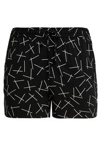 Czarne szorty z białym, abstrakcyjnym wzorem przeciętych linii, elastyczny pas z regulowanym sznurkiem, lekki materiał.