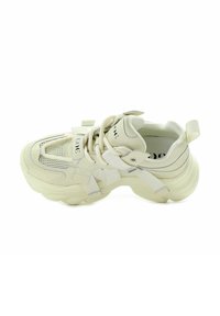 Grube białe sneakersy z siateczkowym i gładkim syntetycznym wierzchem, sznurowadłami i paskami; posiadają zaokrągloną podeszwę i subtelne szare akcenty.