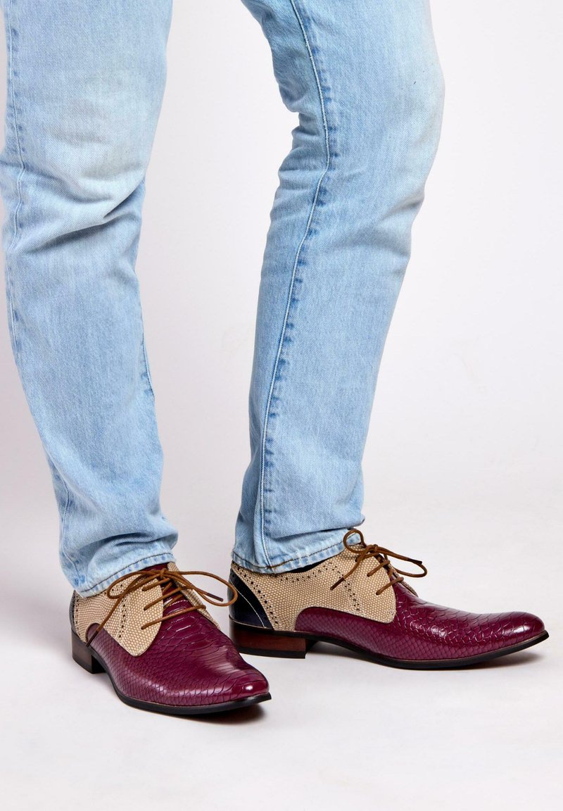 Heren oxford schoenen met een gestructureerde bordeaux leren toel met een beige geweven bovenwerk en bruine veters, aangevuld met een lage hak.