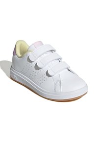 Weiße Sneaker mit drei Klettverschlüssen, Gummisohle und perforiertem Design für Atmungsaktivität. Helle Pastellakzente an der Ferse und der Innenausstattung.