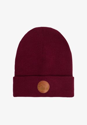 Bordowa dziana czapka z podwiniętym mankietem; posiada okrągłą skórzaną naszywkę z motywem gór i niedźwiedzia. Miękka tekstura i dopasowany krój.