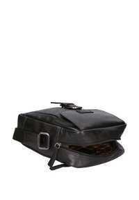 Borsa in pelle nera di forma rettangolare, con patta frontale e chiusura a cerniera. Include una tracolla regolabile e dettagli in rilievo.