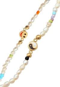 Perlekæde med guld accenter. Har smiley- og yin-yang charms. Flerfarvede perler indblandet med uregelmæssigt formede perler.