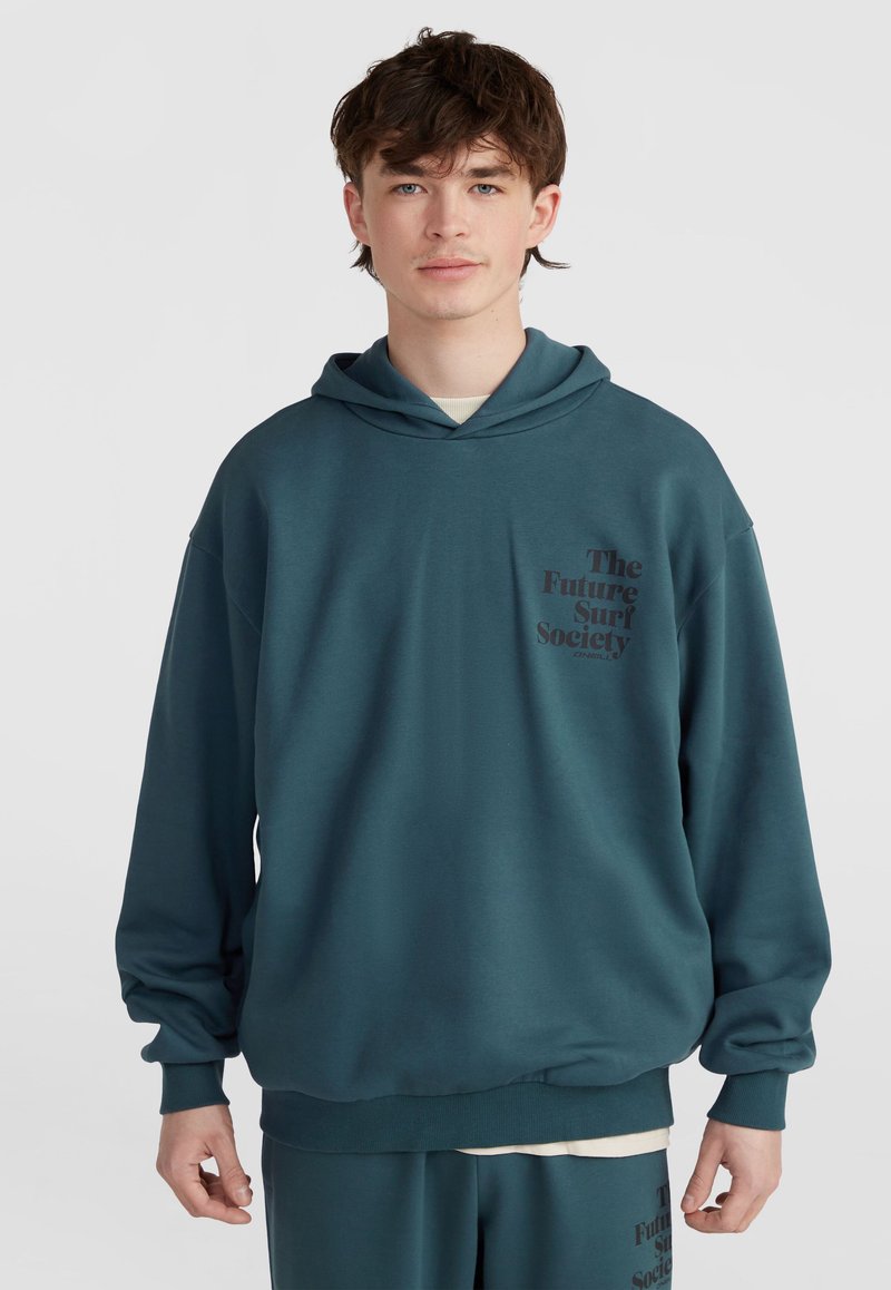 Teal prevelik hoodie iz mehkega blaga, z kenguru žepom, rebrastimi manšetami in grafiko besedila na levem prsnem delu.