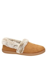 Pantofole in suede marrone con una soffice linguetta in pelliccia sintetica, design slip-on piatto e suola in gomma testurizzata con cuciture decorative.