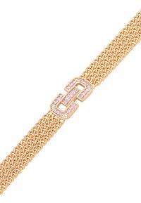 Bracciale in metallo color oro con un design a catena intrecciata. Presenta una chiusura rettangolare con gemme rosa e accentuazioni trasparenti.