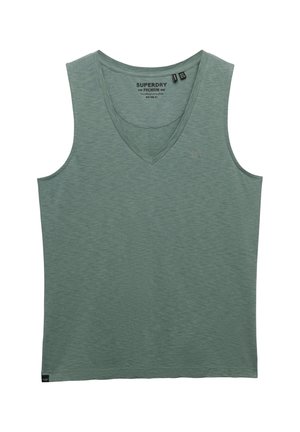 Débardeur pour homme vert sans manches avec col en V, petit logo brodé et étiquette de marque sur l'ourlet inférieur.