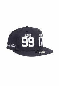 Navyblaue Snapback-Mütze mit weißen gestickten Texten: "JUDGE 99" und "ONTARIO 17." Mit flachem Schirm und Logo auf der Innenseite.