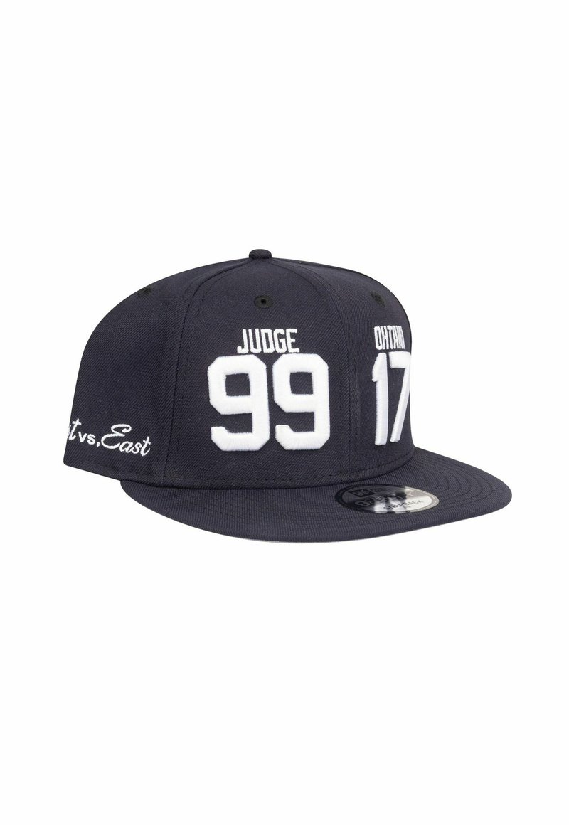 Navyblaue Snapback-Mütze mit weißen gestickten Texten: "JUDGE 99" und "ONTARIO 17." Mit flachem Schirm und Logo auf der Innenseite.