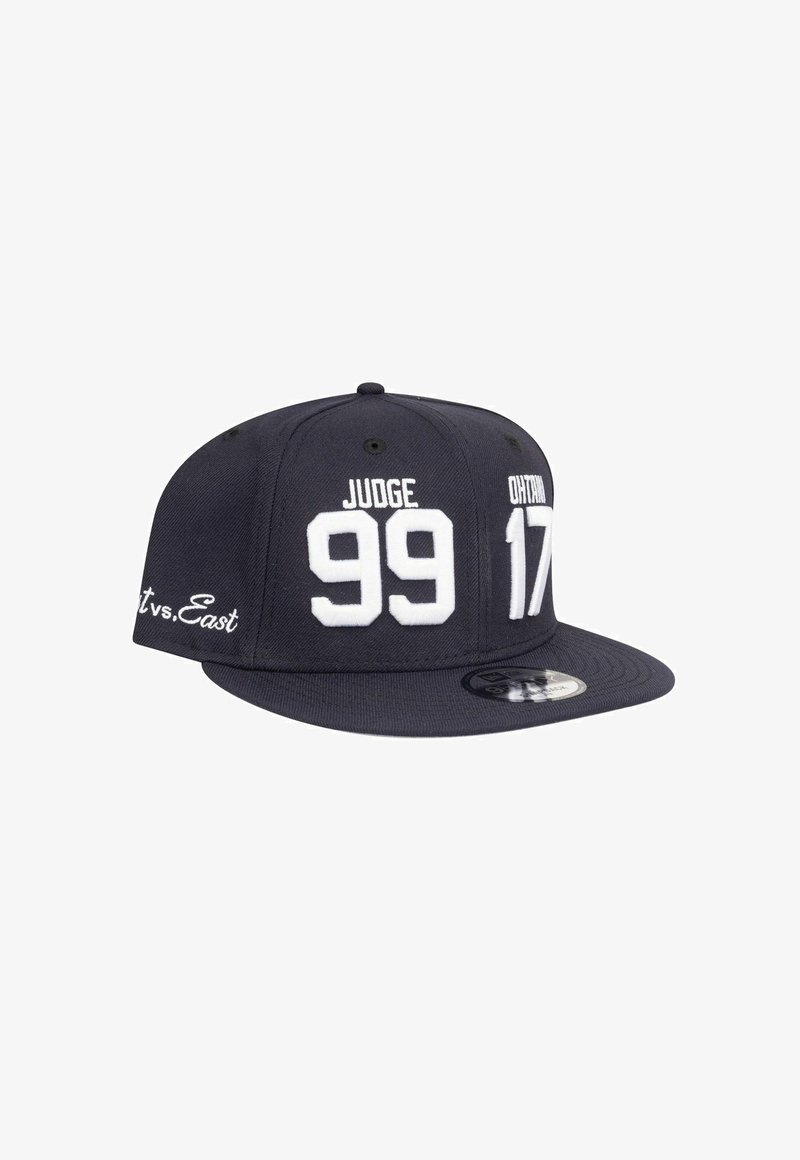 Navyblaue Snapback-Mütze mit weißen gestickten Texten: "JUDGE 99" und "ONTARIO 17." Mit flachem Schirm und Logo auf der Innenseite.