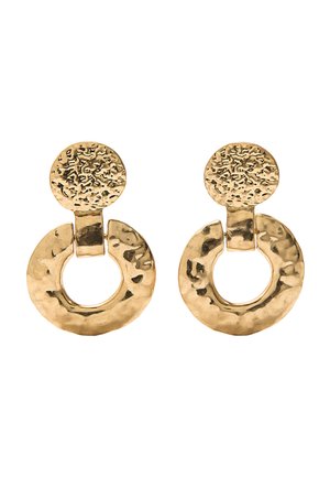 Złocone, młotkowane metalowe kolczyki z okrągłymi sztyftami połączonymi z otwartymi okrągłymi zawieszkami, charakteryzujące się teksturowaną powierzchnią.