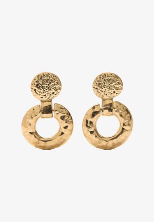 Złocone, młotkowane metalowe kolczyki z okrągłymi sztyftami połączonymi z otwartymi okrągłymi zawieszkami, charakteryzujące się teksturowaną powierzchnią.