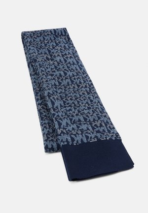 Écharpe en tricot bleu foncé à motifs avec des formes abstraites bleu clair et des extrémités côtelées unies, pliée sur un fond blanc.