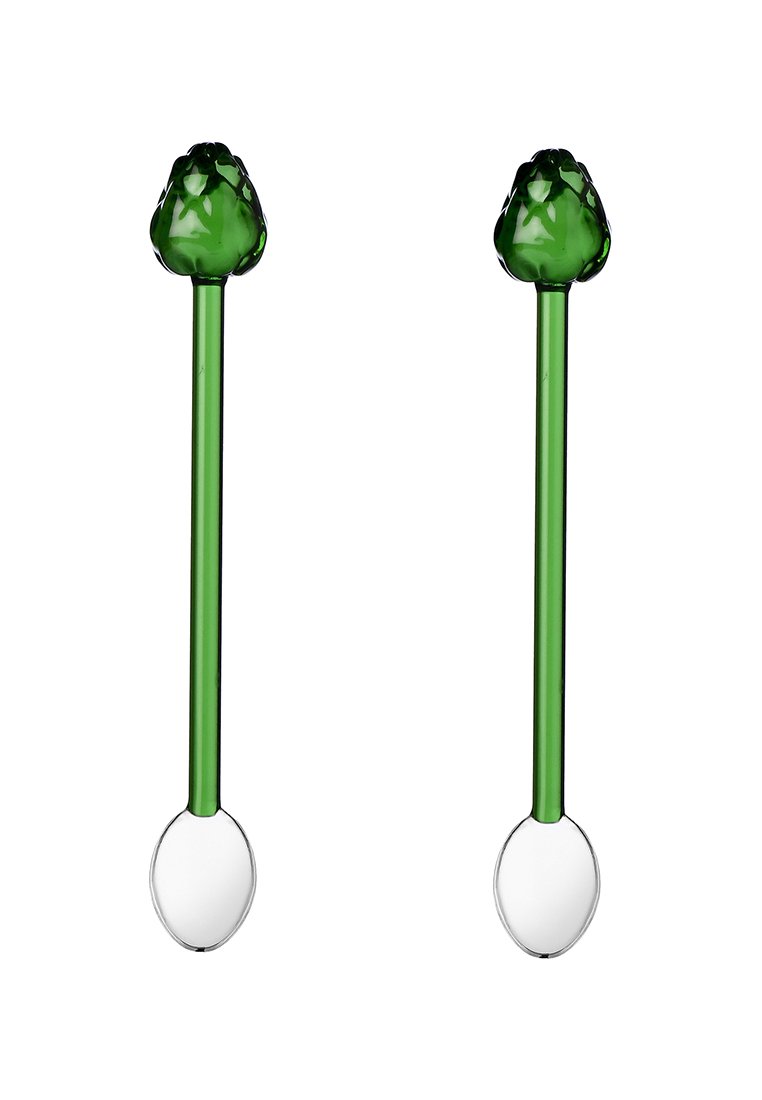 Zielone szklane łyżeczki z przezroczystymi trzonkami i okrągłymi białymi ceramicznymi podstawkami; na górze mają wzór kwiatowy przypominający płatki kwiatów.