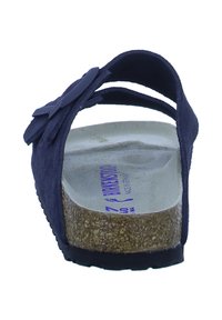 Marineblaue Wildledersandale mit Korkzwischensohle, verstellbarem Riemen und Blumenakzent. Texturierte Fußbett für Komfort. Flache Sohle mit leichtem Bogen.