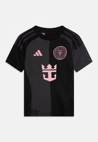 Maglietta sportiva nera e rosa con un design a spacco, logo in tessuto, collo rotondo e tre strisce sulle spalle. Materiale leggero e testurizzato.