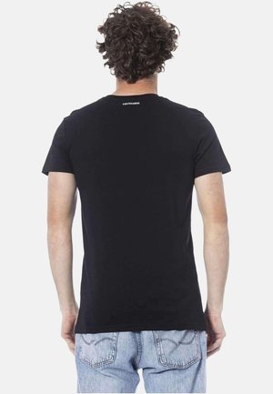 Maglietta nera a maniche corte con scollo rotondo e un piccolo logo del marchio sulla parte alta della schiena. Realizzata in cotone, con una texture liscia. Vestibilità casual.