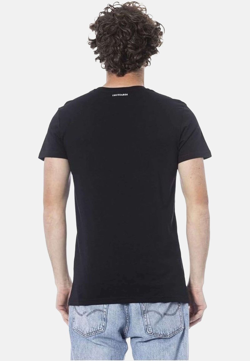 Maglietta nera a maniche corte con scollo rotondo e un piccolo logo del marchio sulla parte alta della schiena. Realizzata in cotone, con una texture liscia. Vestibilità casual.