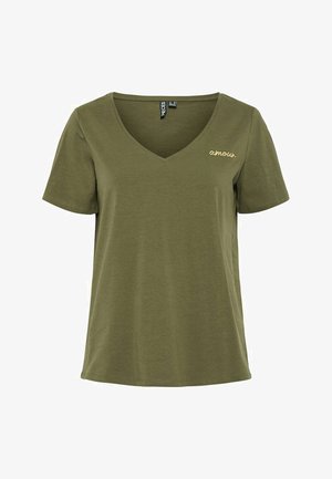 T-shirt vert olive avec un col en V, manches courtes, et "amour" brodé en fil doré sur le côté gauche. Tissu doux et léger.